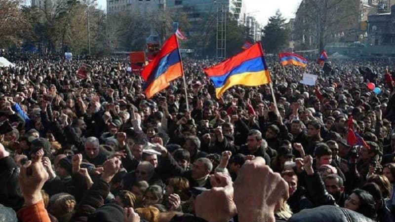 İrəvanda yenidən mintinqlər başladı: Müxalifət Paşinyanı devirə biləcəkmi? (ŞƏRH)