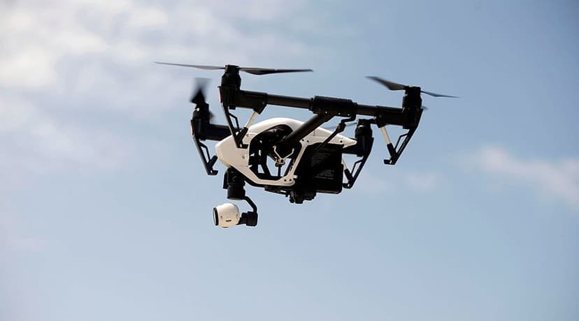 Bakıda gecə binalar üzərində dronlar niyə uçur?