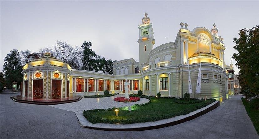Filarmoniyaya “şortik”lə giriş qadağandır (FOTO)