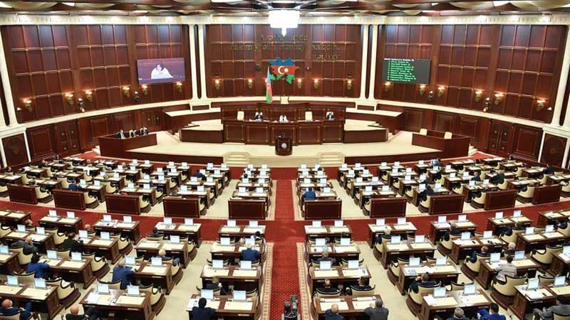 Milli Məclisin iclası başladı: 33 məsələyə baxılacaq