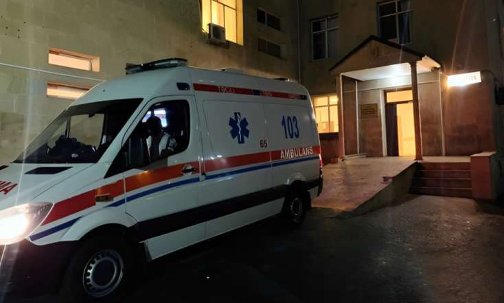 Bakıda yaralı qadın təcili yardım xərəyindən düşərək öldü (FOTO)
