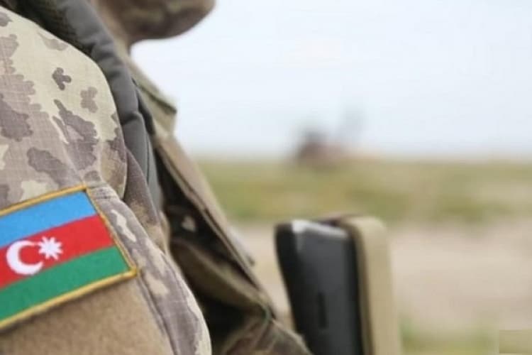 Əsir saxlanılan Hüseyn məhkəməyə bu formada gətirilib (FOTO)