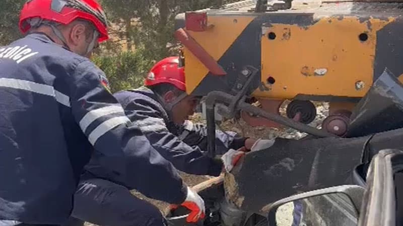 Qatarla toqquşan “Prius”dan sərnişinlər belə çıxarıldı (VİDEO)