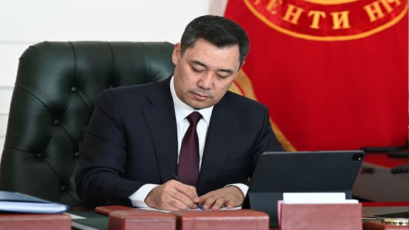 Bundan sonra məmurlar qırğızca danışmağa məcbur olacaq - Prezident qanun imzaladı