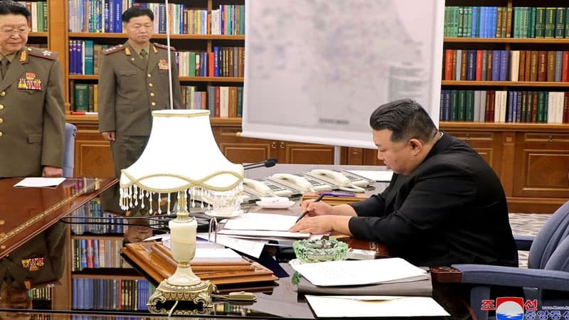 Kim Çen ordunun əsas generalını dəyişdi və müharibəyə hazırlaşmağa çağırdı