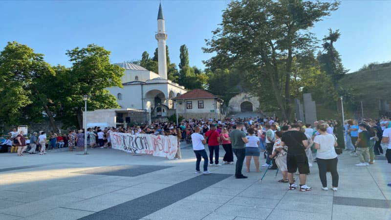 "Instagram"da canlı yayımlanan qətldən sonra Bosniyada etirazlar başladı