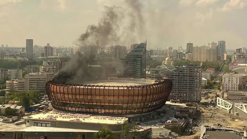 Rusiyada tikintisi gedən buz arenası yandı: 200 nəfər təxliyə edildi (VİDEO)