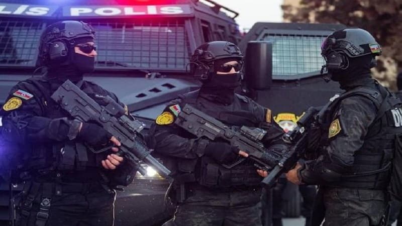 Abşeronda “Kalaşnikov” avtomatı ilə sərbəst gəzənləri polis saxladı (VİDEO)