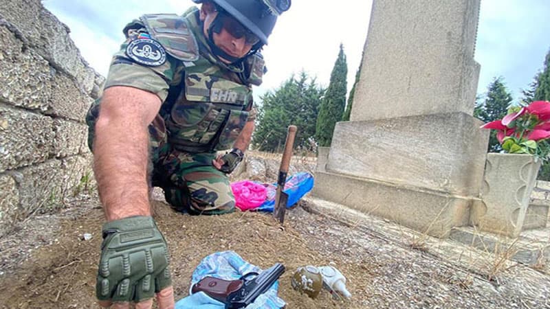 Bakıda qəbiristanlıqdan qumbara tapıldı (FOTO/VİDEO)