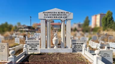 Anadoluda qurulan ilk cümhuriyyətin başçısı - Qarsda bir məzar