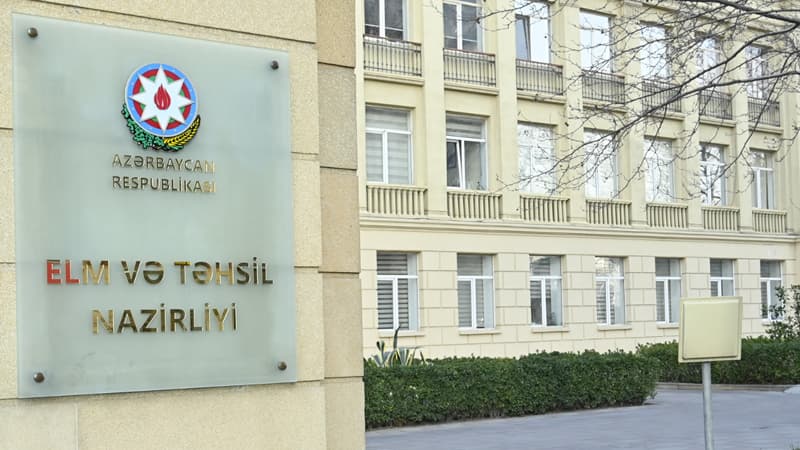 Nazirlikdən müraciət: "Müəllimlərə hər hansı bir formada hədiyyələrin verilməsi yolverilməzdir"