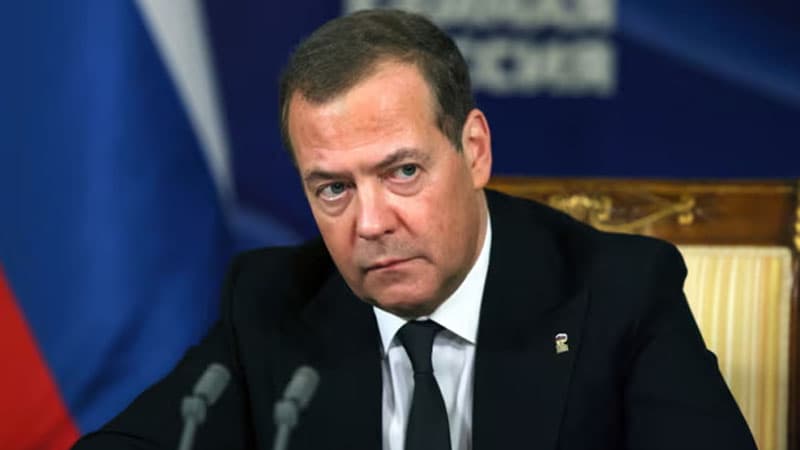 Aİ Medvedevin oğluna və Putinin qohumuna qarşı sanksiyalar tətbiq etmək niyyətindədir - The Guardian
