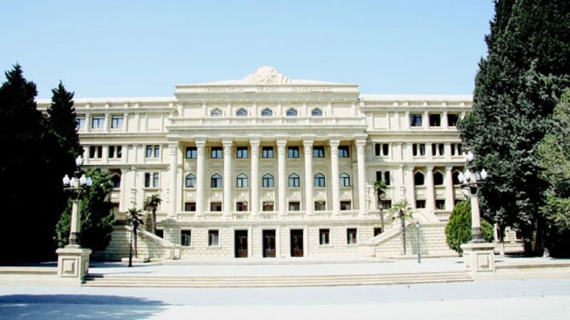 Müəllim universiteti məhkəməyə verdi - İşə bərpa, əmək haqqı...