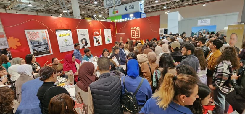 Rövşən Abdullaoğlunun imza mərasimində izdiham (FOTO)