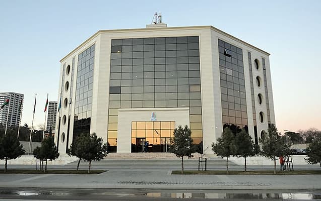 Hakimi təhqir etdi, dördoyunluq cəzalandı