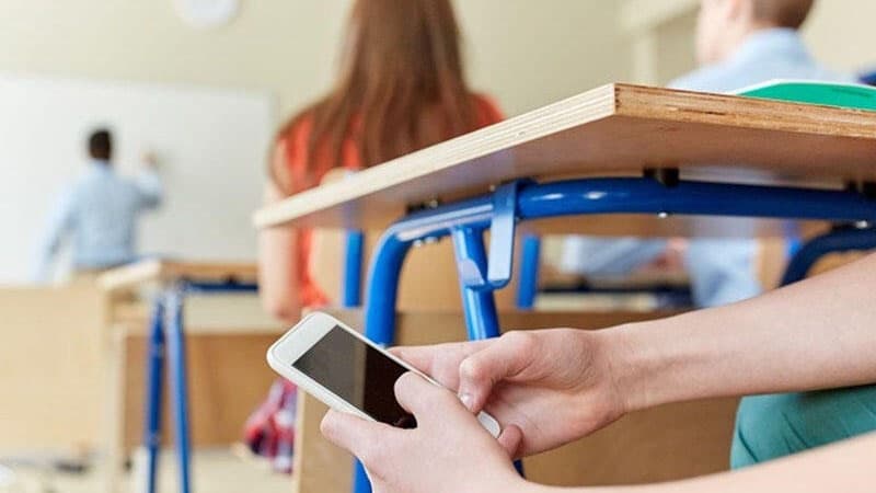Məktəblərdə telefon qadağası olsun, olmasın? - Ekspert rəyi