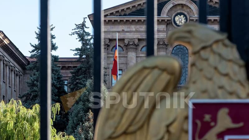 Ermənistan xalq artisti və fəxri adları ləğv edir