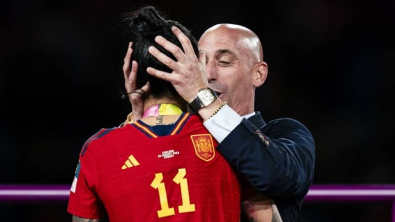 Qadın futbolçudan etiraf: "Bu həyatımın ən pis öpüşü idi"