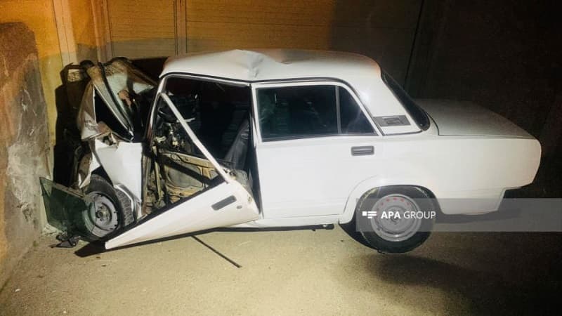 Bakıda avtomobil MSK-nın divarına çırpıldı