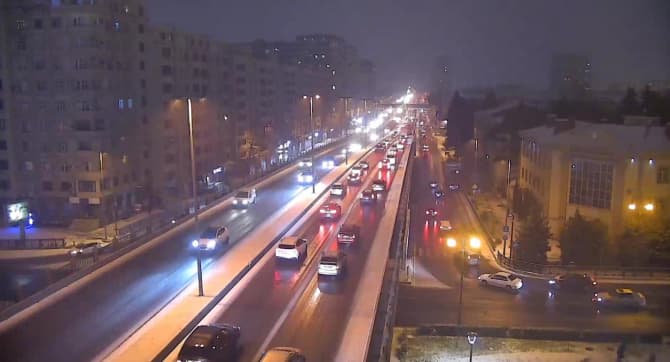 Qar Bakı yollarında tıxaca səbəb olub (FOTO)