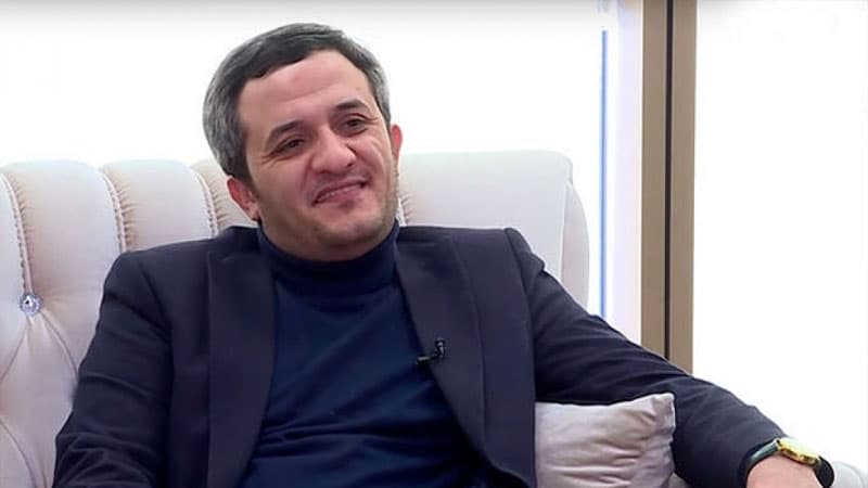 Orxan meyxanadan uzaqlaşır: "Sepli traktor kimidir, şumlaya-şumlaya gedir"