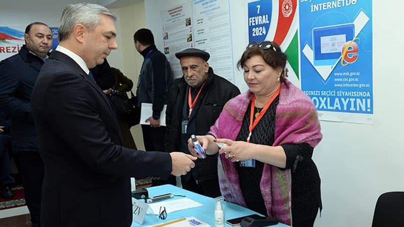 Samir Nuriyev səs verdi (FOTO)