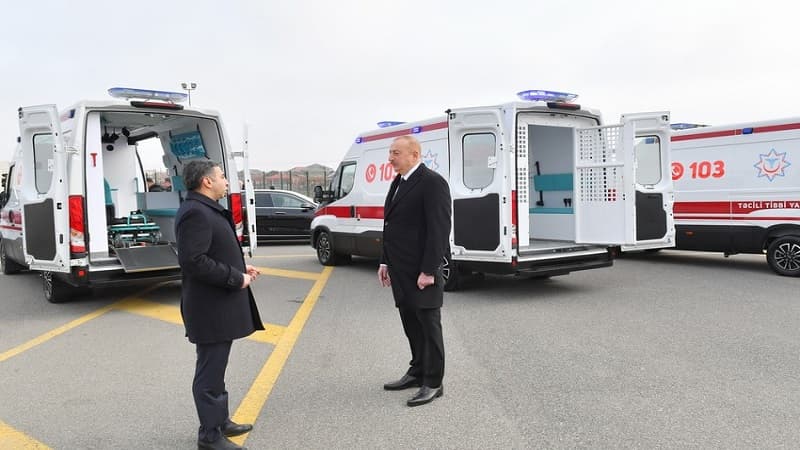 Prezident yeni alınmış müasir təcili tibbi yardım avtomobilləri ilə tanış olub (YENİLƏNİB)
