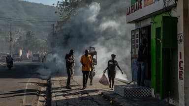 Silahlılar prezidentin sarayına hücum etdi (VİDEO)