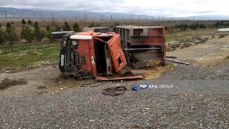 Bakı-Quba yolunda “KamAZ” aşdı
