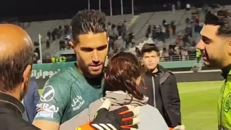 İranda oyun zamanı qadın azarkeşi qucaqlayan futbolçu diskvalifikasiya edildi (VİDEO)