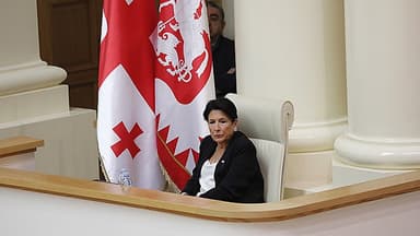 Gürcüstan prezidenti hökuməti Konstitusiyaya hücumda ittiham etdi