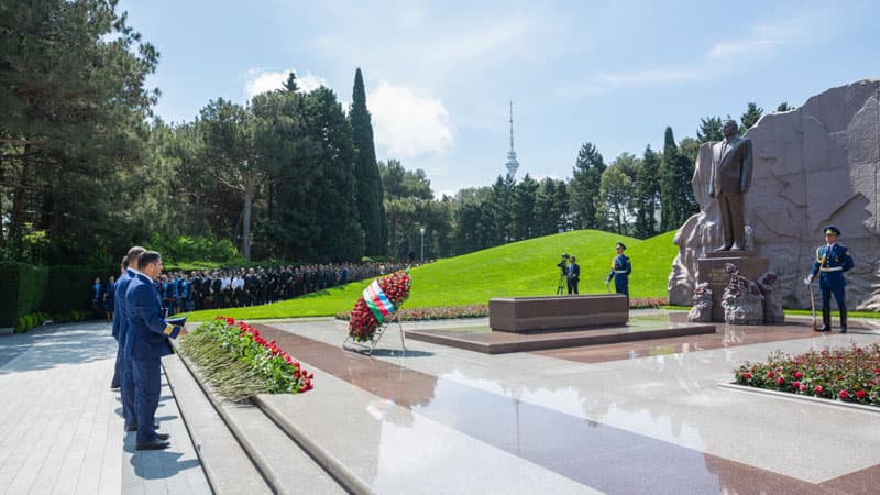 AZAL-ın kollektivi Ulu öndər Heydər Əliyevin əziz xatirəsini yad edib (FOTO)