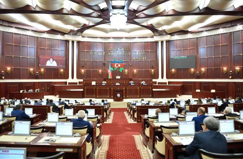 Milli Məclisin iclası başladı: 11 məsələyə baxılacaq