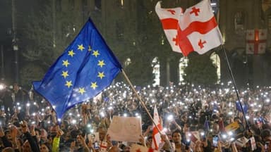 Gürcüstanda prezident-parlament qarşıdurması dərinləşir - Qalmaqallı qanun imzalandı