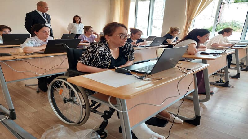 Ayağı zədəli halda imtahana gəldi, yüksək nəticə göstərdi (FOTO)