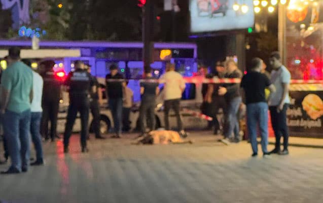 Bakıda küçədə atəş açıldı: Ölən var (VİDEO)
