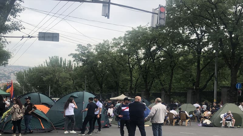 İrəvanda etirazçılar parlamentin yaxınlığındakı prospekti bağladılar, çadırlar qurdular