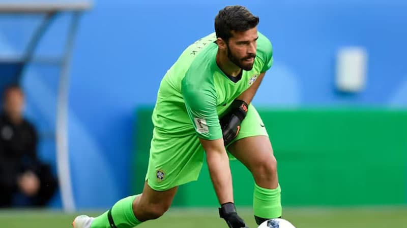 FİFA qaydalarına zidd: Braziliya millisinin qapıçısı qadağan olunmuş nömrə ilə oynadı (FOTO)