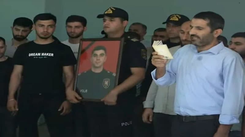 Bakıdakı silahlı insidentdə qətlə yetirilən polislərdən biri dəfn edildi (VİDEO)