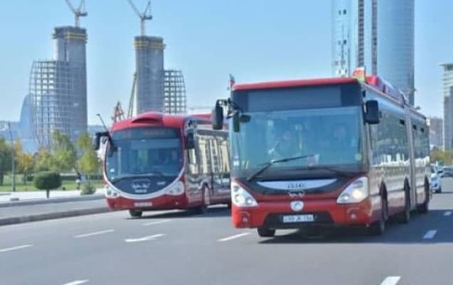 Bakıda eyni nömrəli iki avtobus fərqli istiqamətlərə gedir (VİDEO)