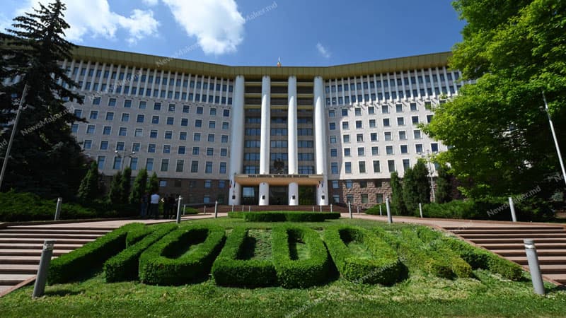 Moldova parlamentində dövlətə xəyanət işi ilə bağlı axtarış aparılır