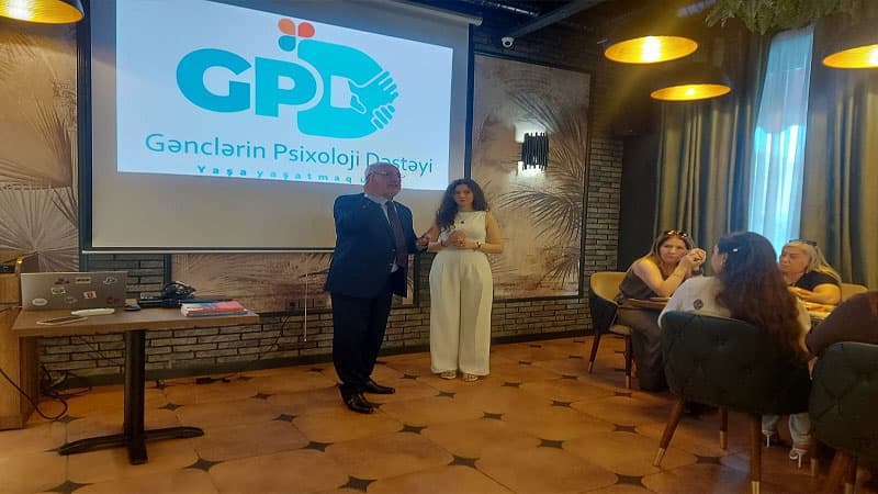 Gənc psixoloq Leyla Salmanlı "Autizim və Beyin" mövzusunda layihəsini təqdim etdi (FOTO)