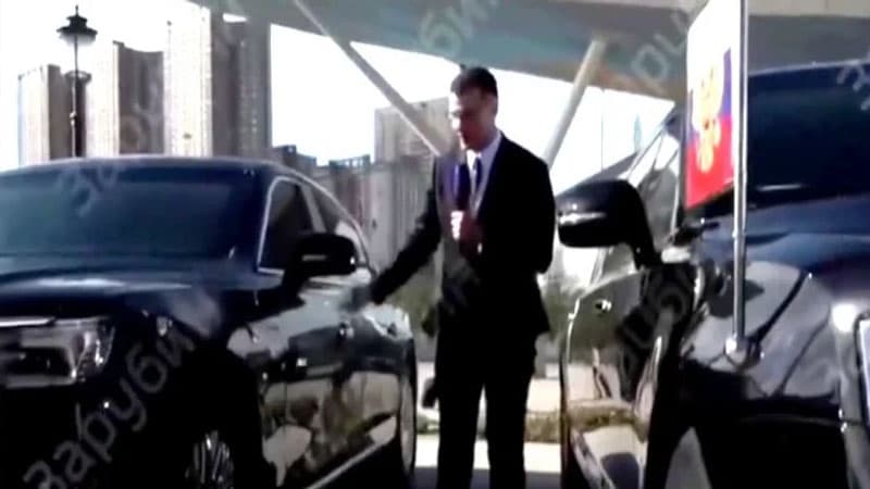 Putinlə Szinpinin limuzinlərinin yanaşı dayanması jurnalistdə ekstaz yaratdı