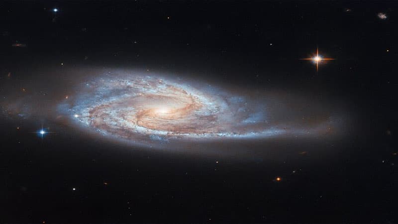 "Hubble" mərkəzində nəhəng qara dəlik olan qalaktikanın şəklini çəkdi