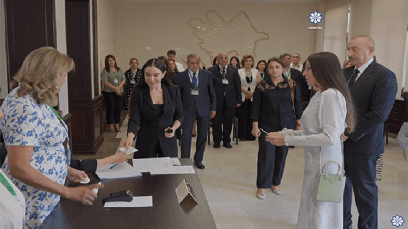 Prezidentin xanımı və qızı ilə səsverməsindən yeni video