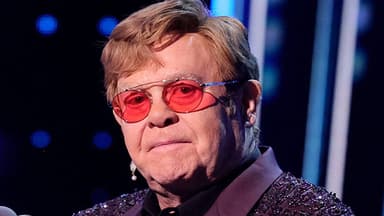 Elton Con infeksiyadan sonra görmə qabiliyyətini qismən itirdi