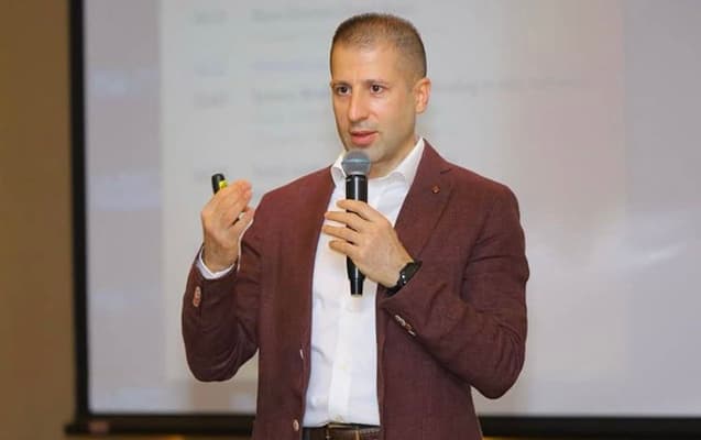 Çingiz Mehdiyev məhkəməyə əsa ilə gəldi (FOTO)