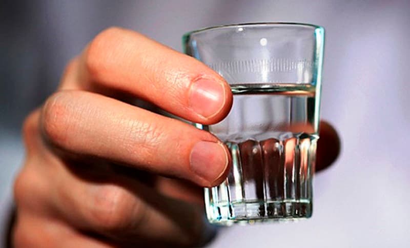 Dişi ağrıyan şəxs mağazada bir butulka araq içdi, pulunu vermədi - Dava düşdü