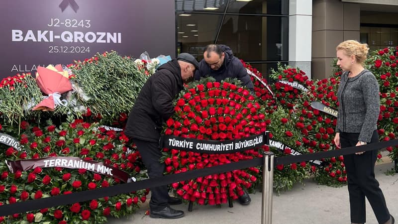 Türkiyə səfirliyinin nümayəndələri təyyarə qəzası qurbanlarının xatirəsini yad etdi (FOTO)
