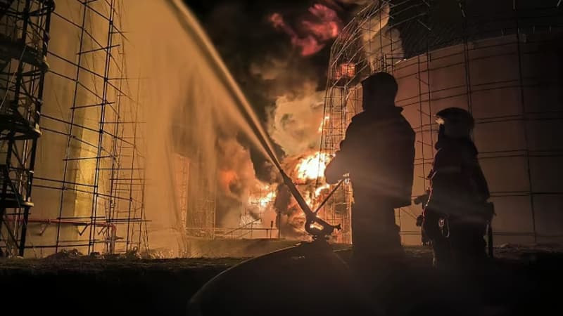 Voronejin 3 rayonuna PUA-lar hücum etdi: Neftbaza hələ də yanır